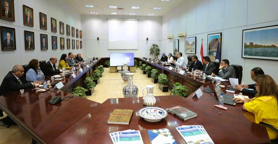 وزير السياحة والآثار يناقش استعدادات وتحضيرات بدء الموسم الجديد للعمرة