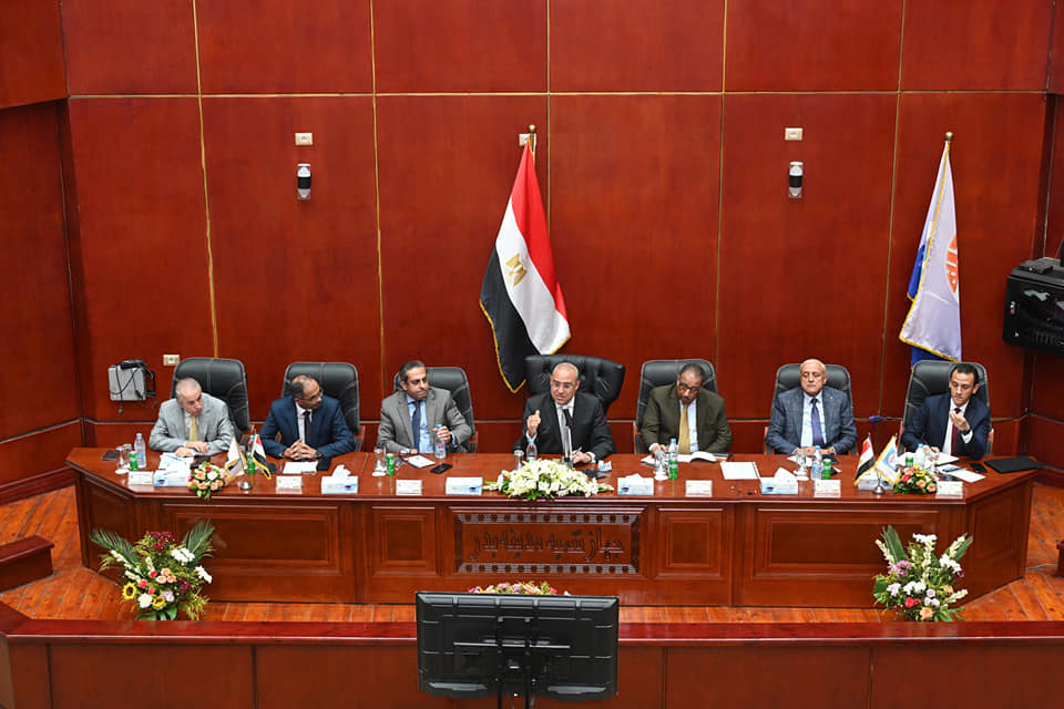 وزير الإسكان: ترشيد استهلاك الطاقة وتقليل إضاءة المحاور والمبانى الحكومية.. وضوابط لاستخدام المكيفات