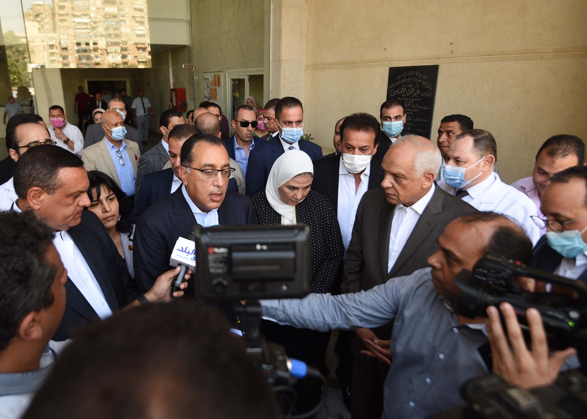 رئيس الوزراء: “كل الدعم لأسر الضحايا والمصابين.. ولن نترككم إلا وأنتم بصحة وعافية”