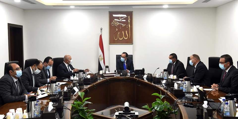 رئيس الوزراء يتابع الإجراءات التنفيذية للقضاء على المواقف العشوائية على الطريق الدائري