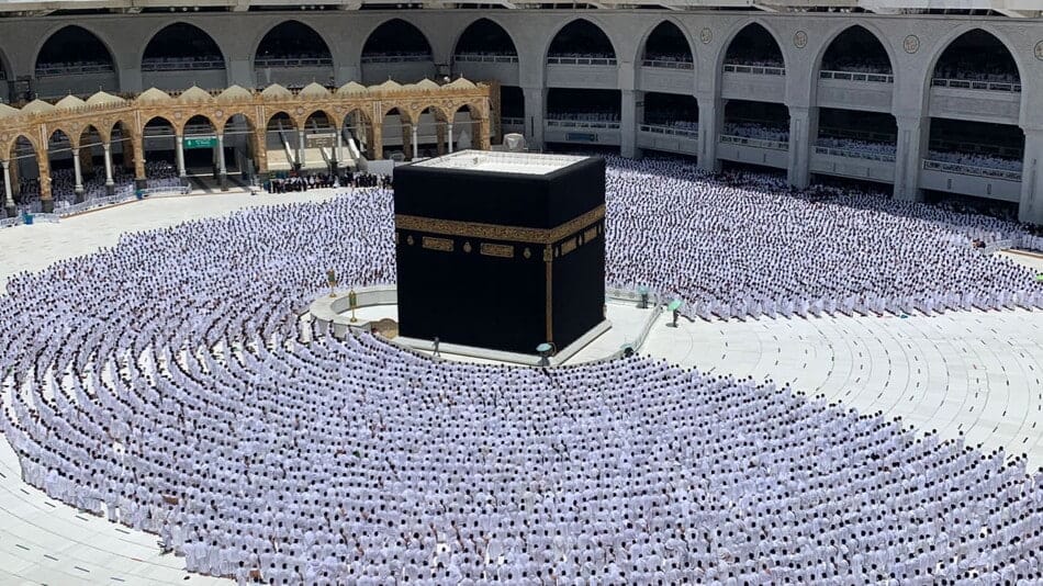 وزير السياحة والآثار يعتمد الضوابط المنظمة لتنفيذ رحلات العمرة