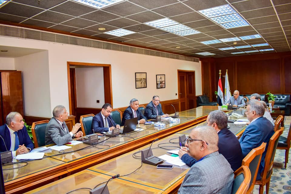 وزير الري يبحث مع قيادات الوزارة إجراءات تطوير البحيرات