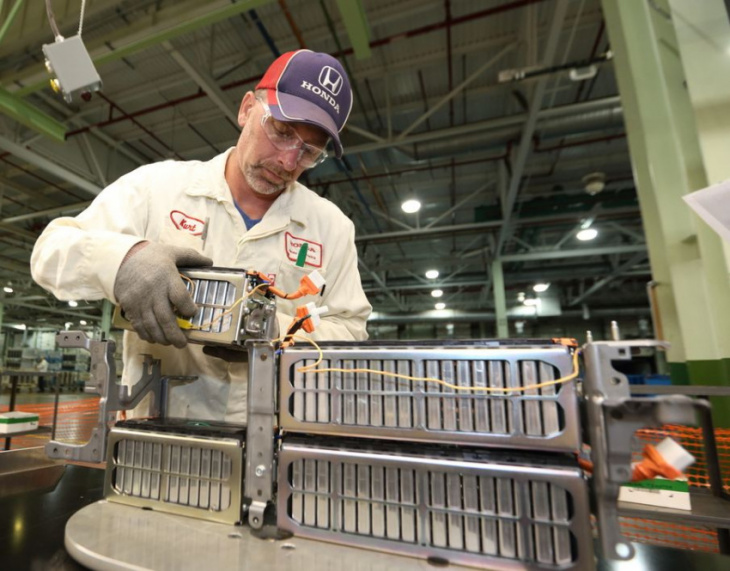 "هوندا" و"إل جى" تبنيان مصنعاً لبطاريات السيارات الكهربائية فى أمريكا