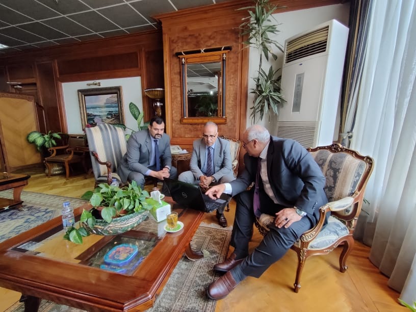 وزير الري يبحث مع محافظ الوادي الجديد ضوابط استخدام المياه الجوفية