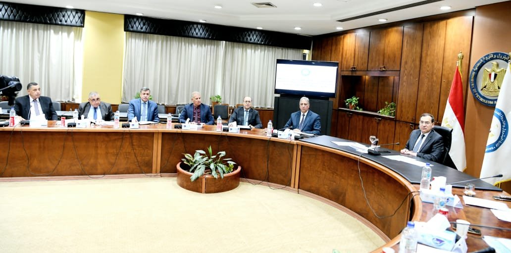 "البترول": تكثيف أعمال البحث وسرعة تنمية الاكتشافات الجديدة لزيادة إنتاج الخام والغاز