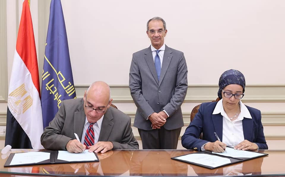 الاتصالات توقع مذكرة تفاهم لإعداد كوادر بشرية متخصصة فى مجالات صناعة الإلكترونيات