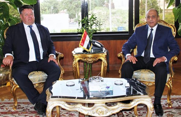 وزير الطيران يبحث مع أمين عام المنظمة العالمية للأرصاد الجوية تعزيز التعاون المشترك