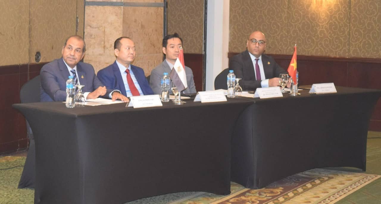 "تجارية القاهرة" تبحث زيادة التبادل التجارى والاستثمارى بين مصر وفيتنام