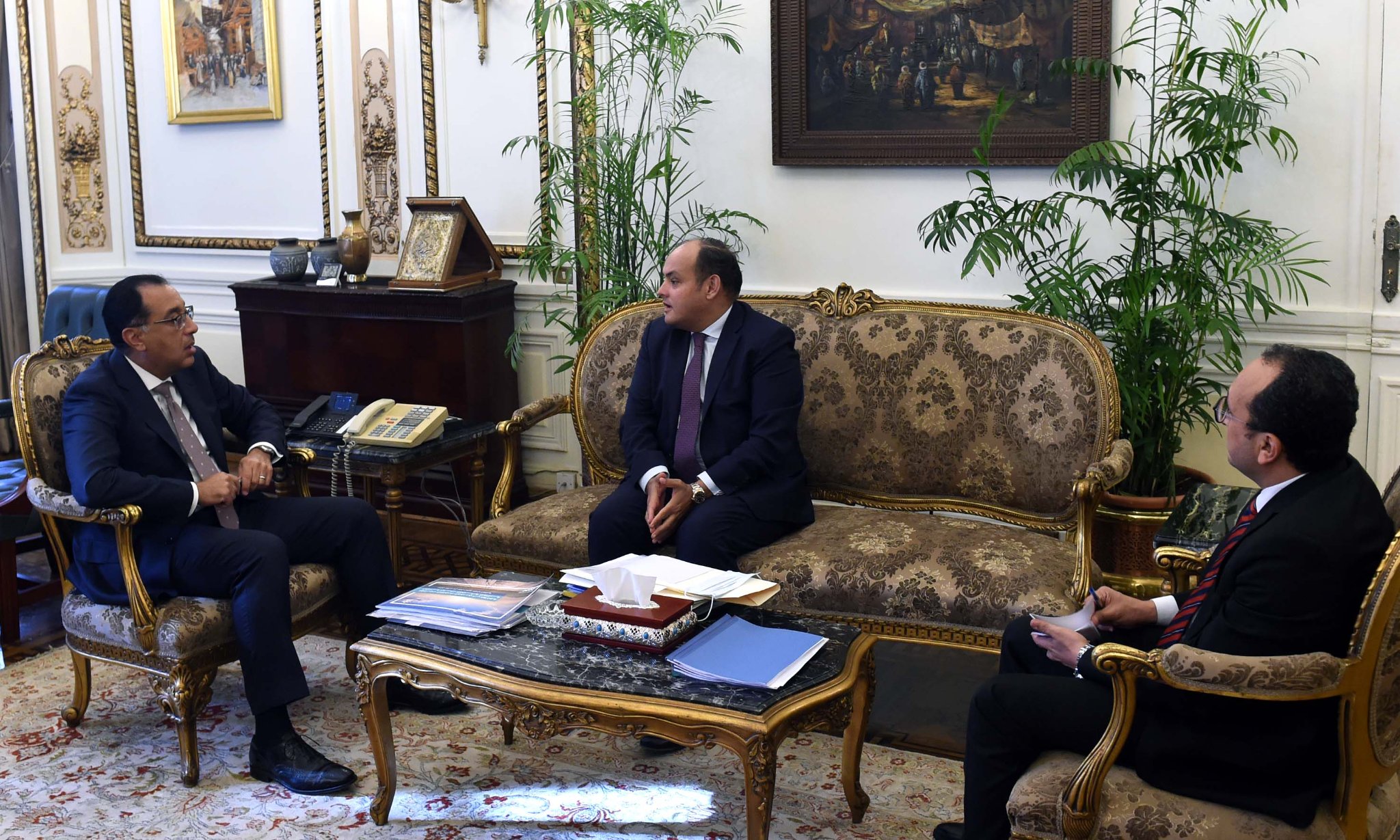 رئيس الوزراء يناقش مع وزير التجارة والصناعة سبل النهوض والارتقاء بالقطاعين