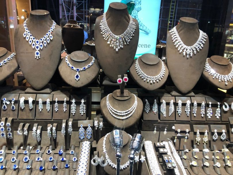 الماس الروسي يتدفق بهدوء إلى "5th Avenue" في نيويورك رغم العقوبات