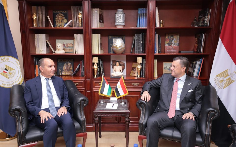 وزير السياحة يبحث مع سفير الأردن سبل تعزيز التعاون السياحي والأثري