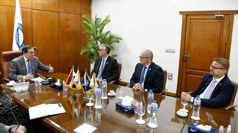 "البترول" تبحث توسع استثمارات "توتال للطاقة" في مصر