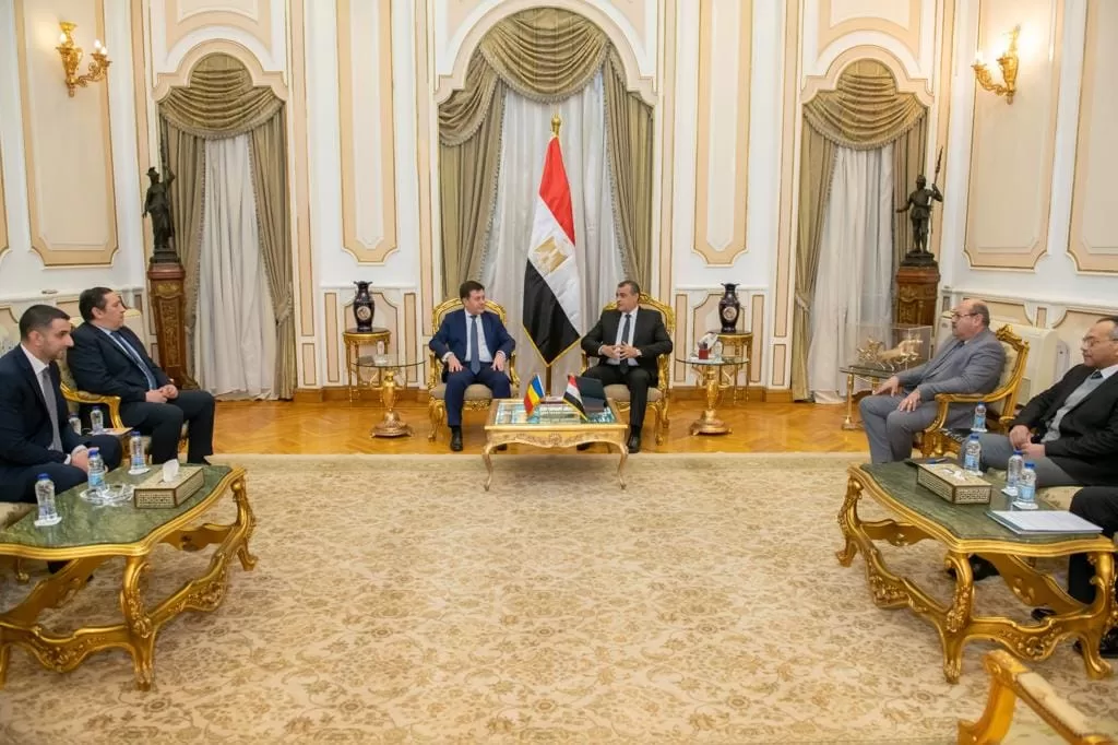 وزير الإنتاج الحربي يدعو الشركات الرومانية للمشاركة في "EDEX 2023"