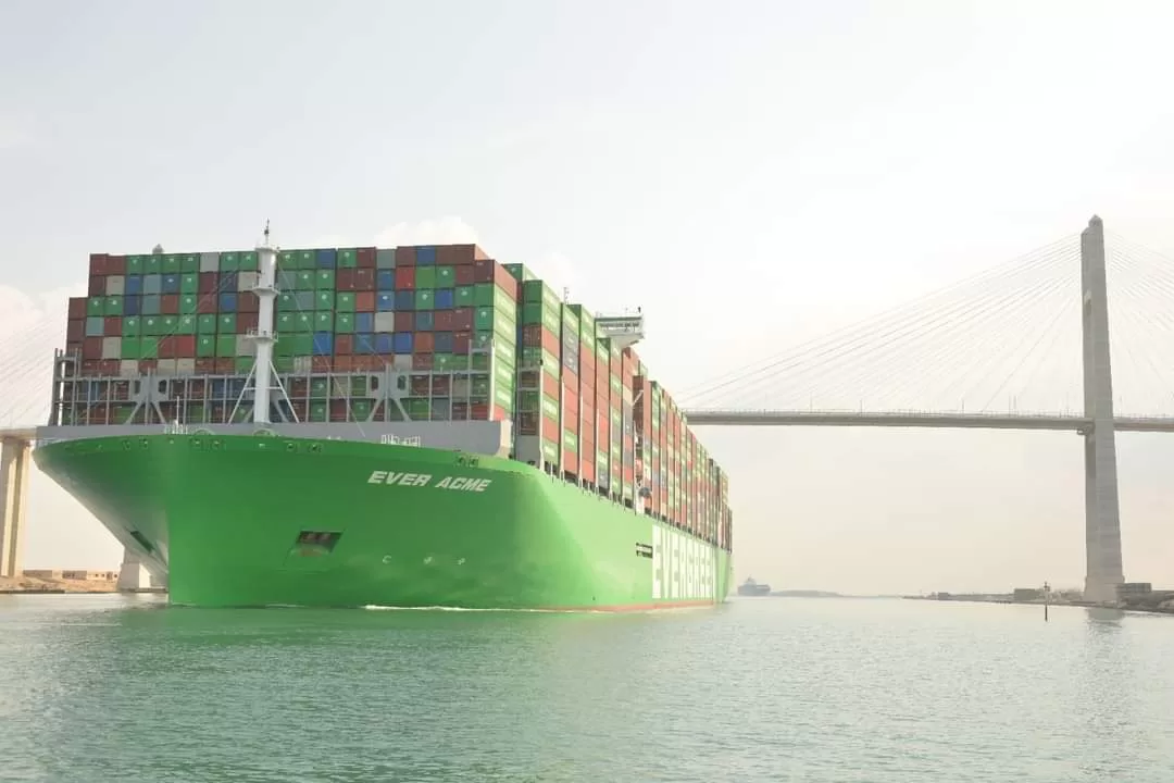 أحدث سفينة حاويات في العالم تعبر قناة السويس بنجاح في أولى رحلاتها البحرية