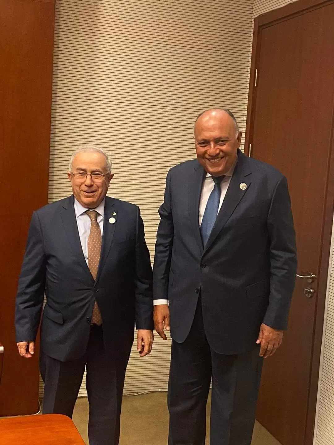 وزير الخارجية يلتقي نظيره الجزائري