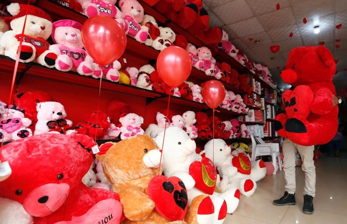 الدبدوب بـ2000 جنيه.. نار التضخم تحرق "الفلانتين" وتعيد ترتيب الأولويات