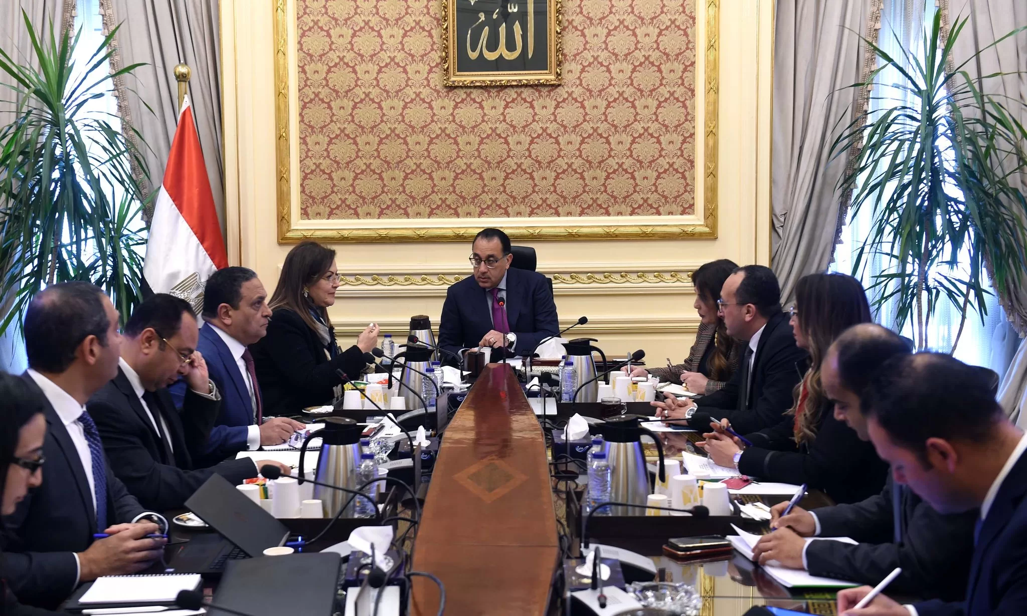 رئيس الوزراء يتابع مع وزيرة التخطيط نتائج الجولة الترويجية للاستثمار بـ5 دول