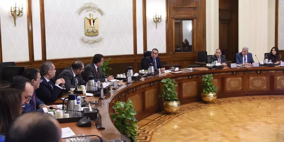 الحكومة تناقش تيسير تراخيص مصانع الأدوية والمستلزمات الطبية