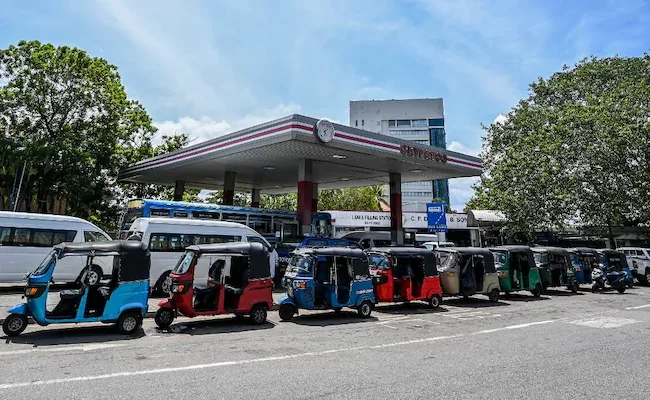 سريلانكا تخفض أسعار الوقود اعتبارا من منتصف الليل