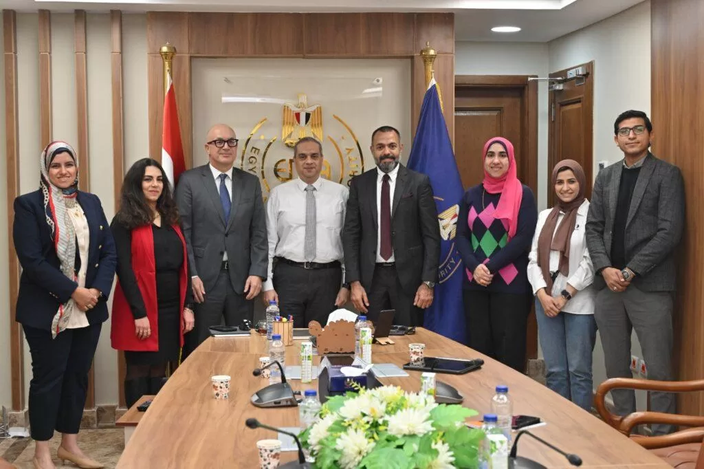 “هيئة الدواء” تبحث مع “روش” السويسرية توطين التصنيع المحلى