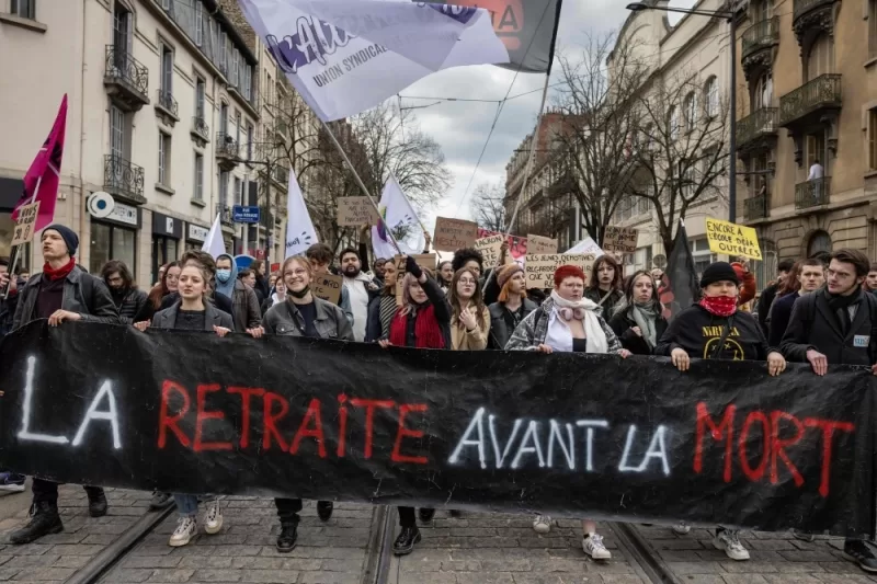 تصعيد جديد.. مجلس الشيوخ الفرنسي يقرّ رفع سن التقاعد من 62 إلى 64 عاماً