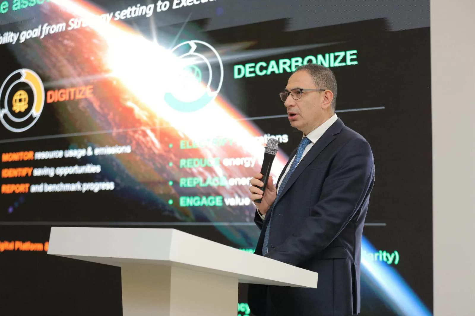 "شنايدر إلكتريك" تُطلق حلولاً جديدة لنظم التبريد والبنية التحتية