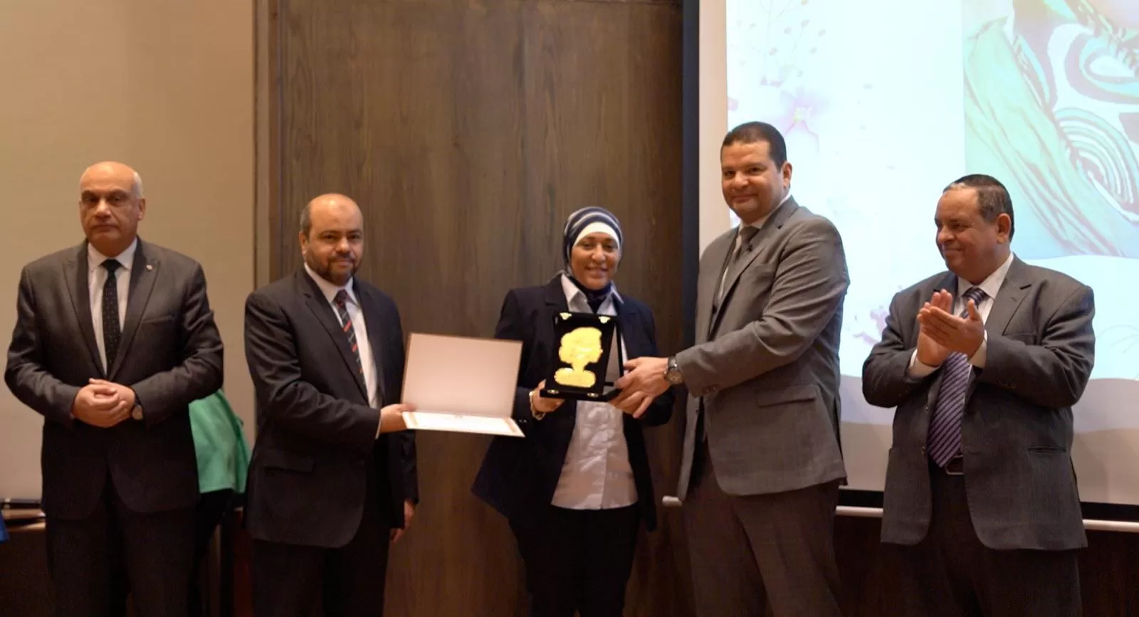 وزير المالية يكرم مها على رئيس وحدة الإعلام بمصلحة الضرائب