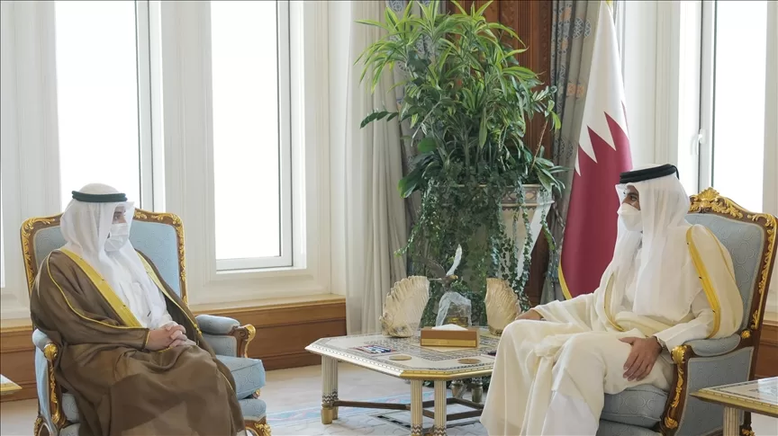 أمير قطر يبحث مع وزير خارجية الكويت سبل تعزيز العلاقات بين البلدين