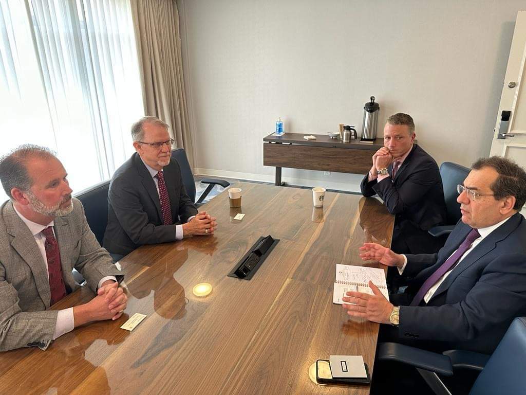 “الملا” يبحث مع “شيفرون العالمية” سبل دعم جهود تنمية الثروات البترولية 