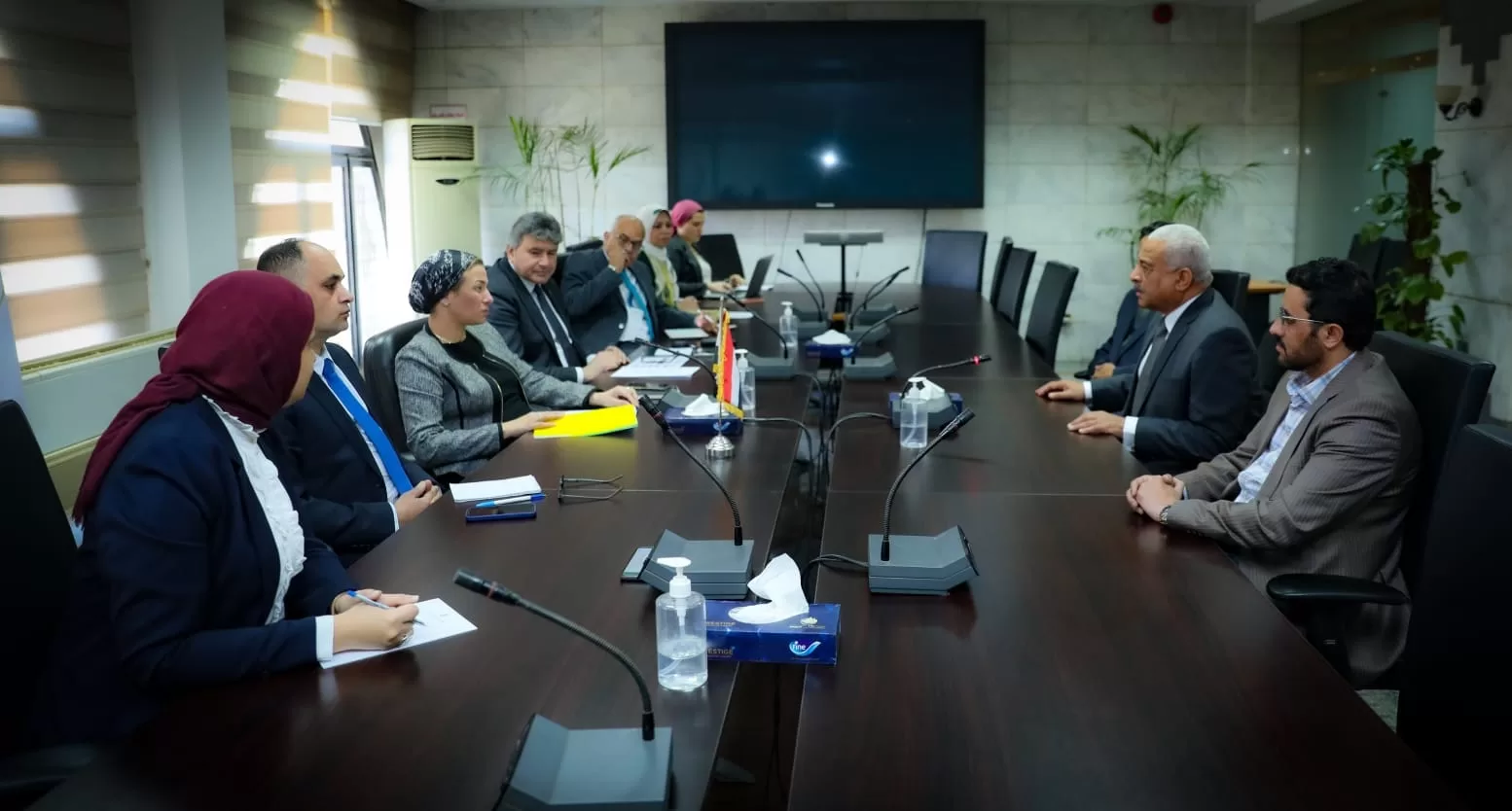 "البيئة" تبحث فرص الاستثمار بمجال المخلفات في السويس