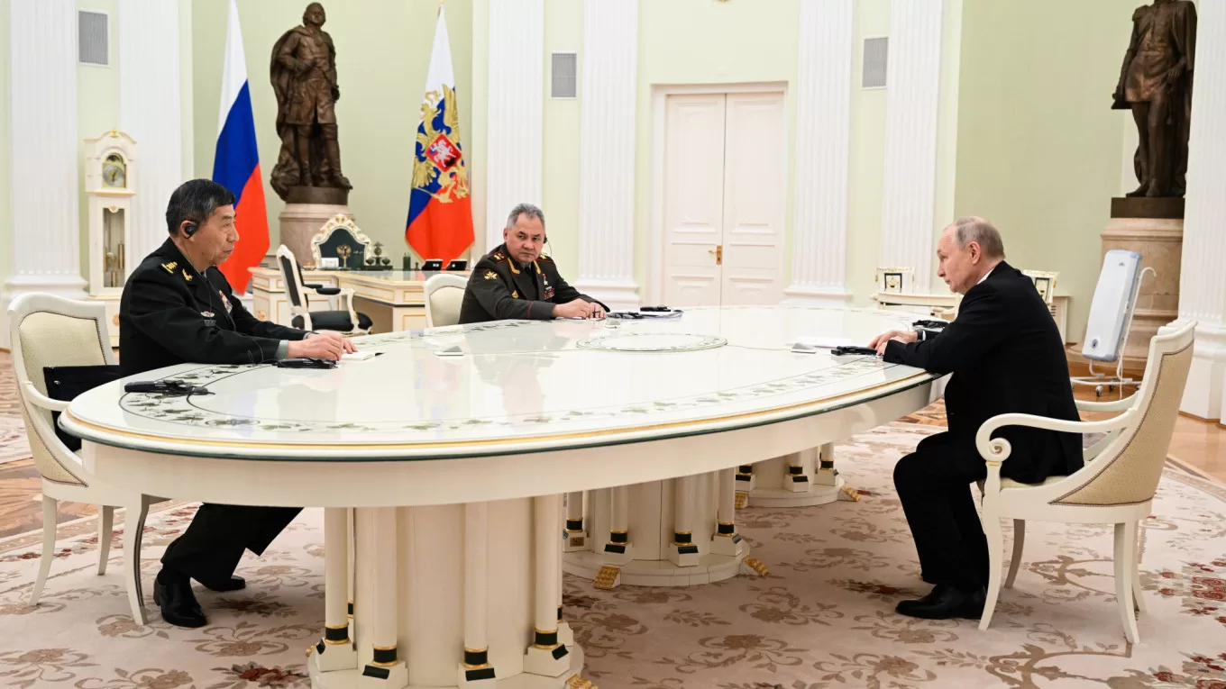 "بوتين" يبحث مع وزير الدفاع الصيني العلاقات الثنائية بين موسكو وبكين