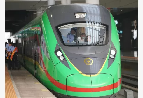 خط سكة حديد الصين-لاوس يبدأ خدمات الركاب عبر الحدود