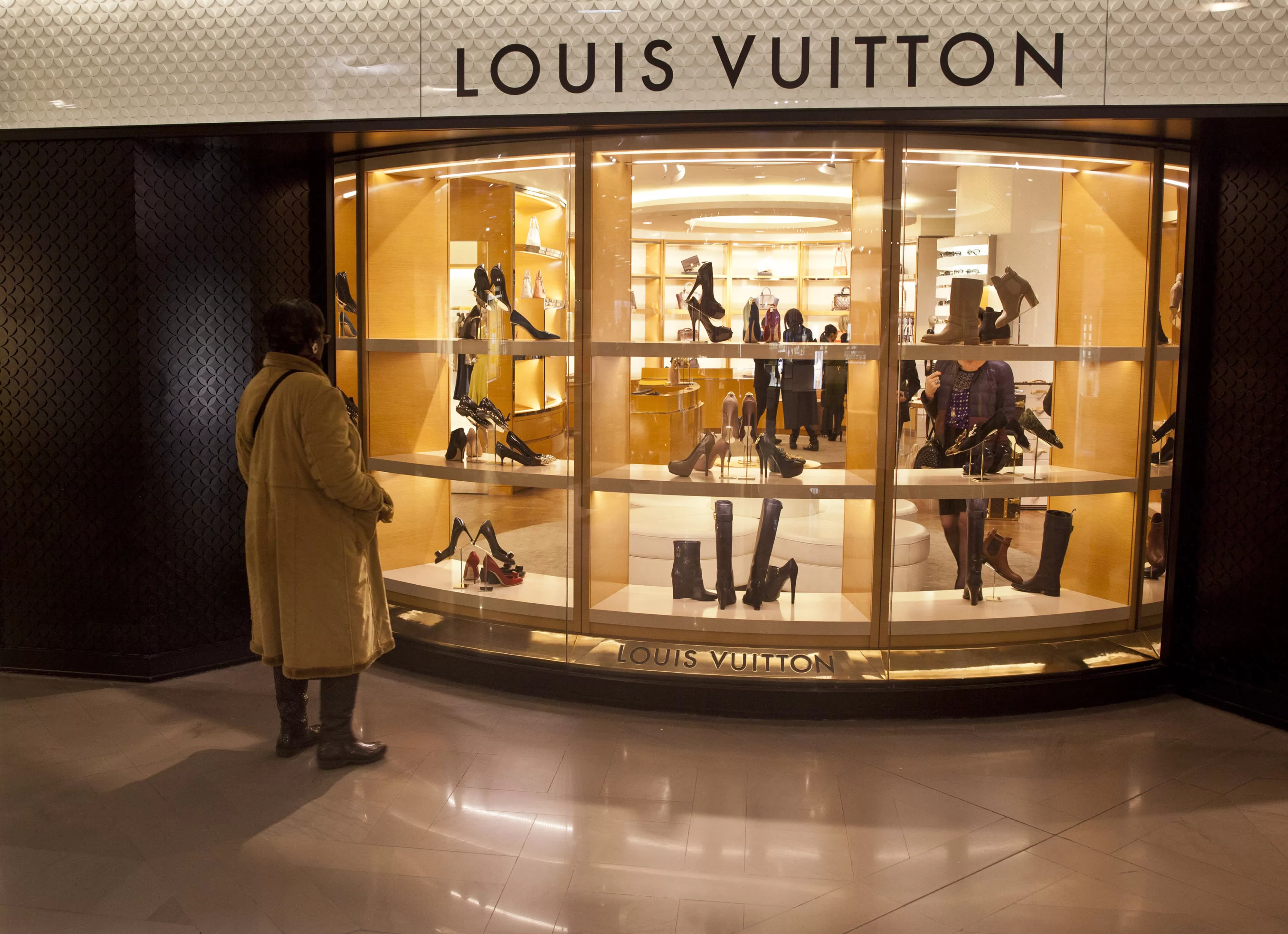 تهافت المستثمرين على شراء سندات مالكة "كريستيان ديور" و"لوي فيتون"