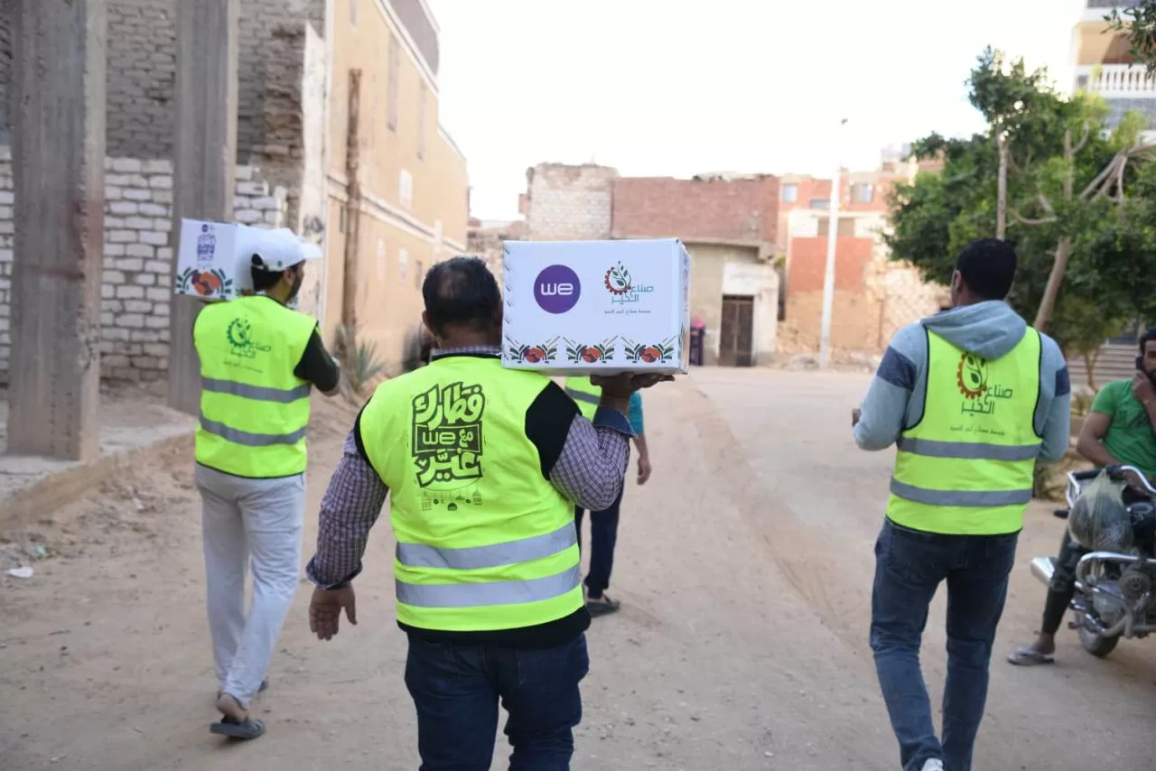 فرق عمل ومتطوعى “صناع الخير” يجوبون قرى الوادى الجديد لتوزيع كراتين المواد الغذائية