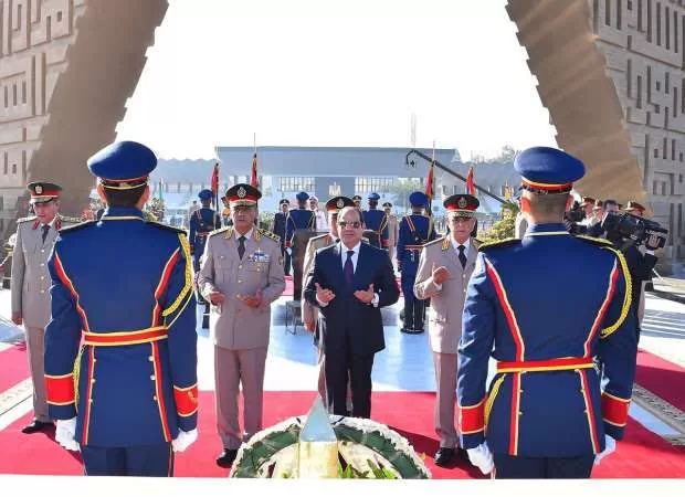 “السيسي” يضع إكليلًا من الزهور على النصب التذكاري لشهداء القوات المسلحة