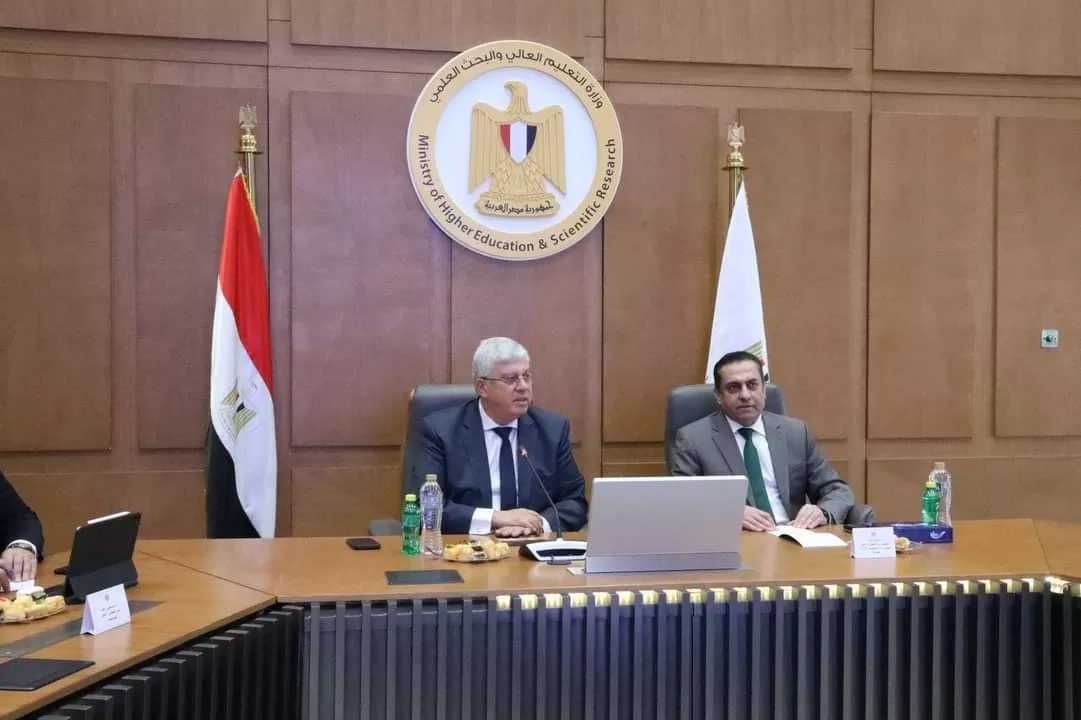 وزير التعليم العالي يعقد اجتماعًا مع الجامعات الأجنبية
