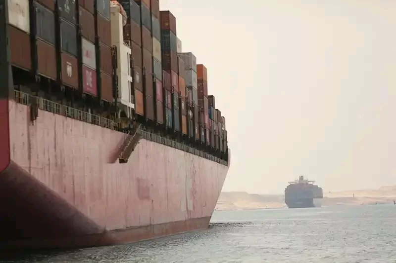 اليوم.. “قناة السويس” تشهد عبور 95 سفينة بإجمالي حمولات 5.6 مليون طن