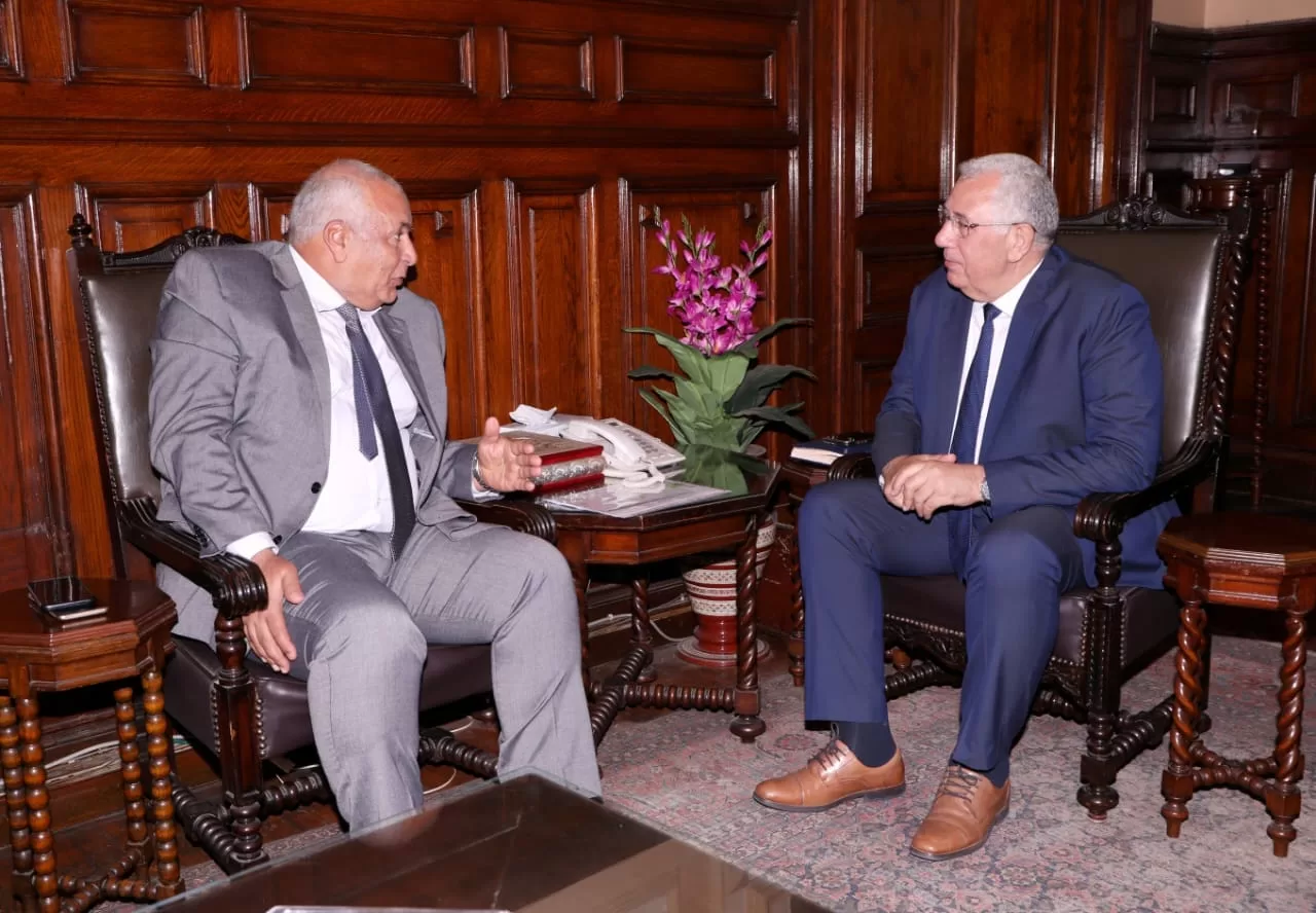 وزير الزراعة يبحث سبل دعم مشروع واحة الحرير في الوادي الجديد