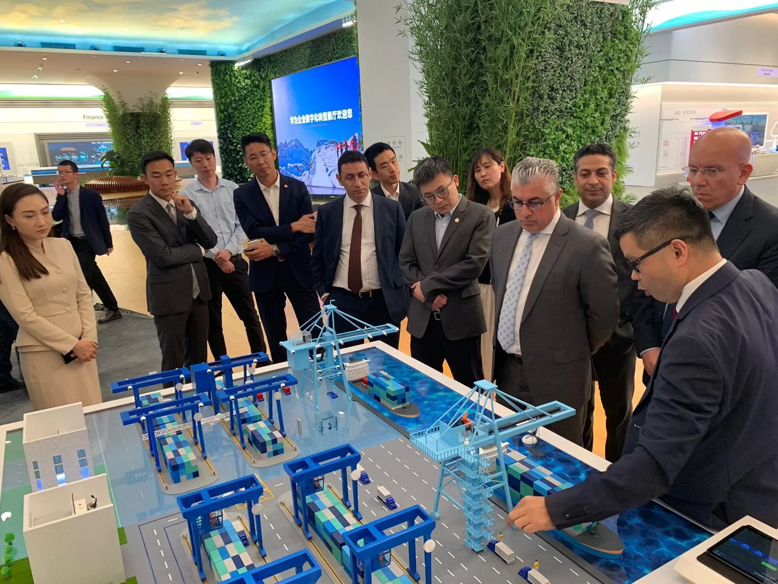 "اقتصادية قناة السويس" تبحث مع مجموعة صينية فرص التعاون بالموانئ