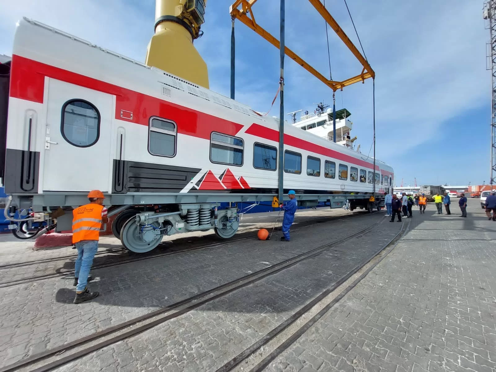 وزير النقل: وصول 15 عربة “ثالثة مكيفة” جديدة إلى ميناء الإسكندرية قادمة من المجر