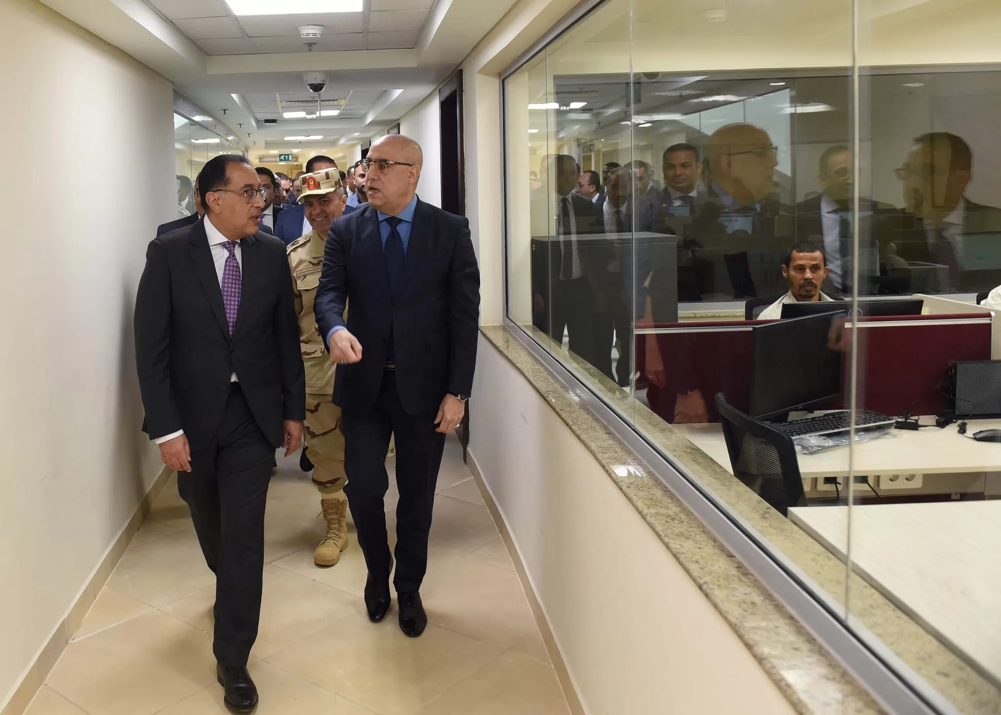 رئيس الوزراء يتفقد مقر وزارة الإسكان بالحي الحكومي