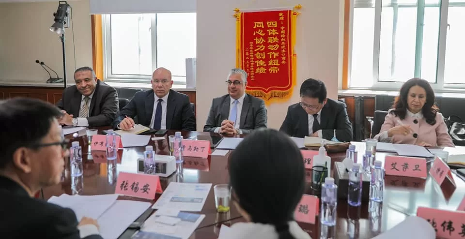 "اقتصادية القناة" تبحث استقطاب استثمارات صينية في قطاع المنسوجات والملابس