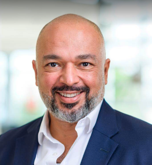 “اتصالات من &e” توقع عقد شراكة مع “الطاقة الجديدة” لتحويل محطات المحمول للعمل بالطاقة النظيفة