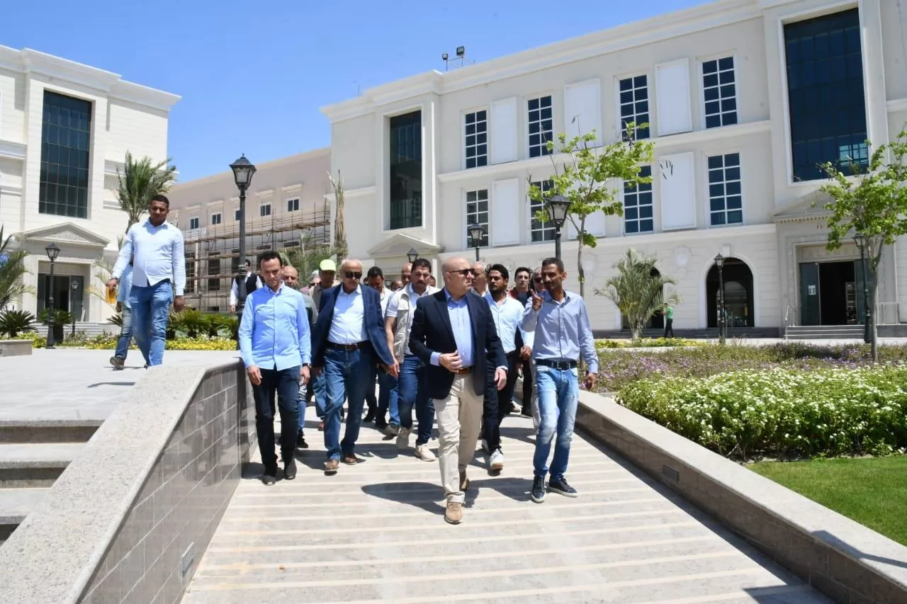 وزير الإسكان يتفقد عددًا من مشروعات مدينة العلمين الجديدة