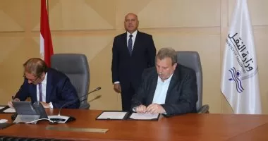 “السكة الحديد” توقع بروتوكول لتصنيع مكونات الوحدات المتحركة محليًا