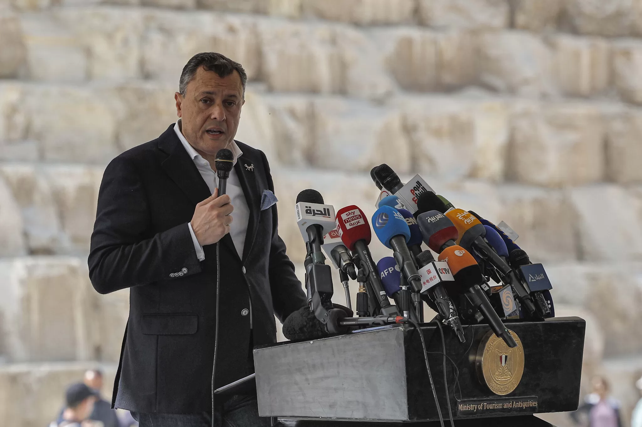 أحمد عيسى وزير السياحة والآثار