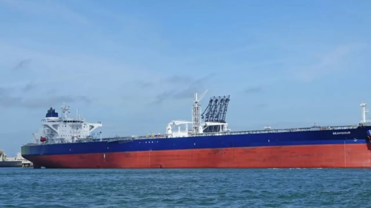 "قناة السويس" تدفع بـ3 قاطرات لسحب ناقلة بترول تعطلت خلال العبور