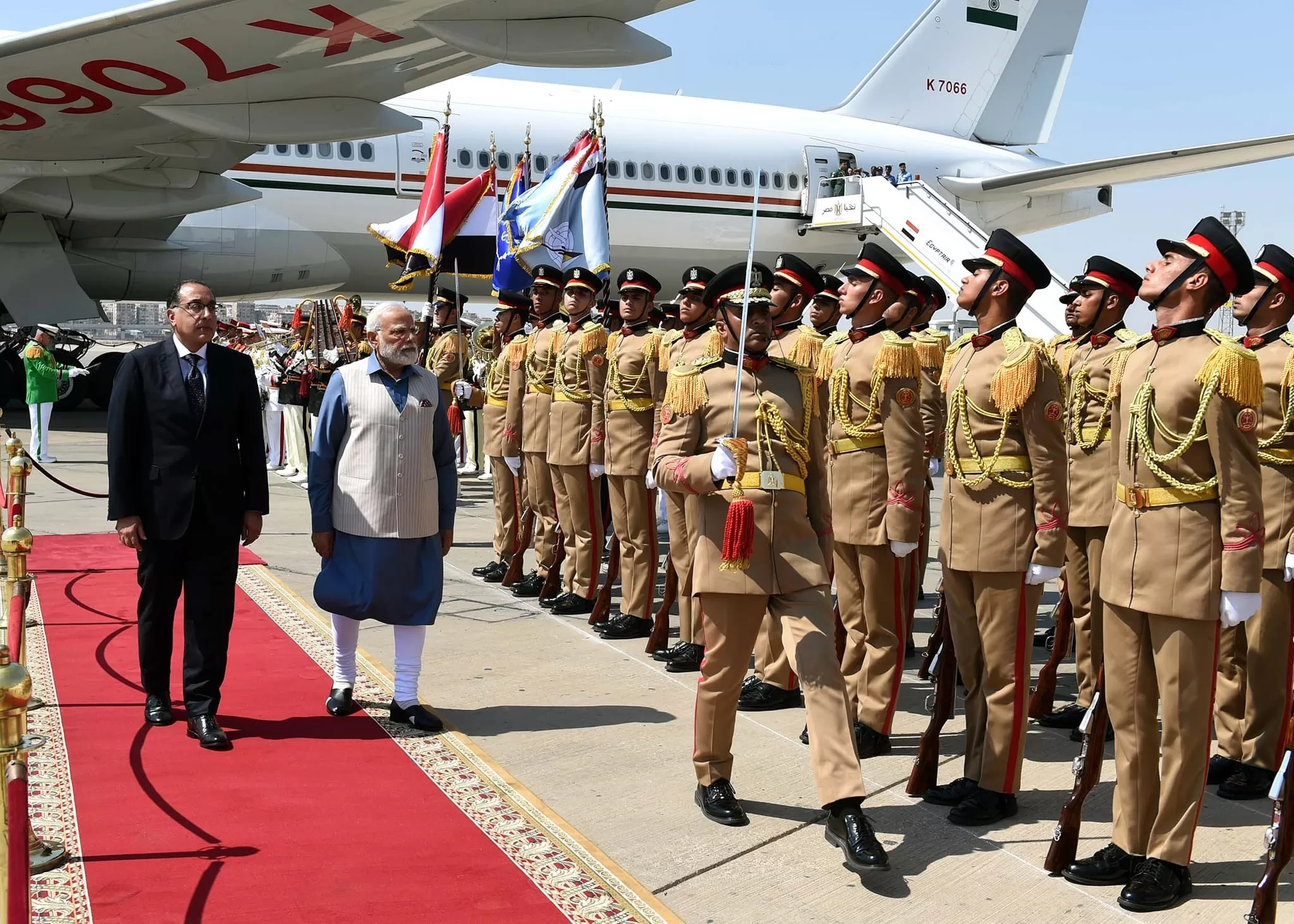 “مدبولى” يستقبل رئيس الوزراء الهندى والوفد المرافق له بمطار القاهرة