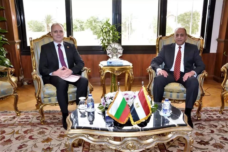 وزير الطيران المدنى يبحث مع سفير بلغاريا أوجه التعاون فى مجال النقل الجوى