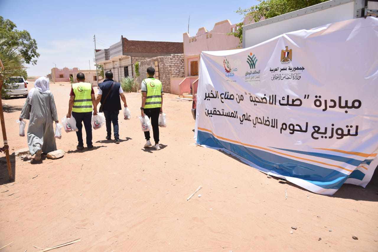 بالصور .. “صناع الخير” تبدأ ذبح الأضاحي وتوزيعها في المحافظات